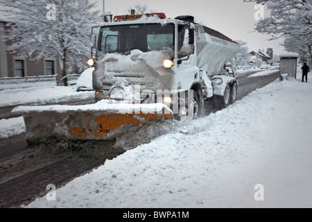 Dopo due piedi di neve sono caduti, pendolari si sforzano di raggiungere il posto di lavoro nella periferia di Edinburgo. Penicuik, Midlothian, Scotland, Regno Unito Foto Stock