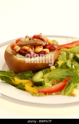 Giacca di patate con tonno e miscelati insalata di fagioli Foto Stock