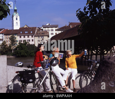 Svizzera Europa città di Olten storico fiume Aare tre donne fidanzate gruppo Noleggio Biciclette Bicyclin Foto Stock