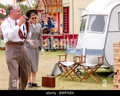 Matura in costume ammirando classic caravan presso Vintage at Goodwood 2010 Foto Stock