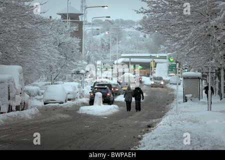 Dopo due piedi di neve sono caduti, pendolari si sforzano di raggiungere il posto di lavoro nella periferia di Edinburgo. Penicuik, Midlothian, Scotland, Regno Unito Foto Stock