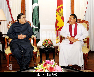 Presidente Asif Ali Zardari di scambi di opinioni con il suo Sri Lanka Mahinda Rajapaksa durante la riunione a elezioni presidenziali Foto Stock