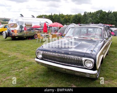 Un anni sessanta Ford station wagon e Aerostream caravan nell'area campsaie a Vintage at Goodwood 2010 Foto Stock