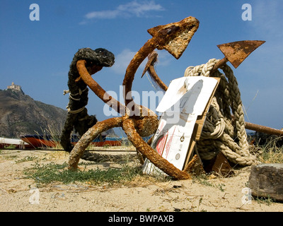 Il vecchio elemento di ancoraggio sulla spiaggia Foto Stock