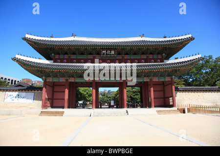 Donhwamun Gate, il Palazzo di Changdeokgung, Palazzo di illustre virtù, Sito Patrimonio Mondiale dell'UNESCO, Seoul, Corea del Sud, Asia Foto Stock