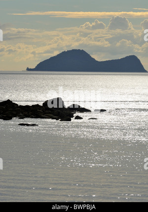 Isola di Satang in silhouette sul Mare della Cina del Sud, Sarawak, Malaysia, Asia Foto Stock