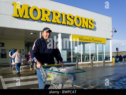 Un cliente lasciando Morrisons supermercato a Redruth, Cornwall, Regno Unito Foto Stock