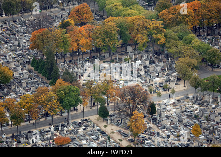 Cimitero di Montparnasse in autunno, visto dalla parte superiore della torre di Montparnasse, Parigi Francia Foto Stock