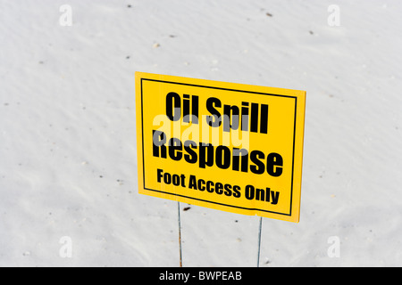 Segnale di avviso seguenti BP fuoriuscite di olio, Gulf Islands National Seashore, la spiaggia di Pensacola, Isola di Santa Rosa, sulla costa del Golfo della Florida, Foto Stock