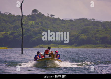 Il lago di BAYANO, PANAMA - Barca con ecotourists, Comarca Kuna de Madungandi territorio indigeno. Foto Stock