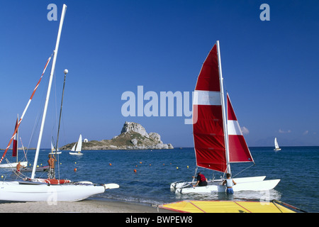 Grecia Europa spiaggia di Agios Stefanos Nisi Kastri isola Kos Dodecaneso barche barca catamarano bay Catamarane Ue Foto Stock