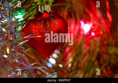 Decorazione colorata su un albero di Natale Foto Stock