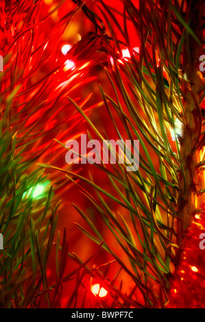 Albero di natale luci colorate sullo sfondo Foto Stock