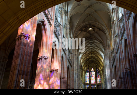 Cattedrale di San Vito a Praga - interno dal tramonto Foto Stock