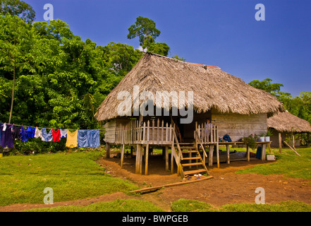 Il lago di BAYANO, PANAMA - Capanna su palafitte nel villaggio di Pueblo Nuevo, Comarca Kuna de Madungandi territorio indigeno. Foto Stock