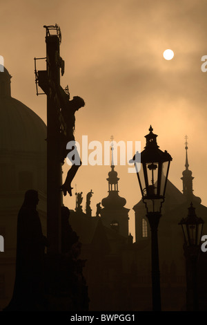 Praga - croce da H. Hilger 1629 sul Ponte Carlo da sunrise - silhouette Foto Stock