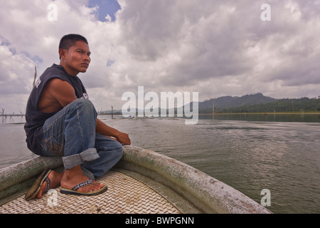 Il lago di BAYANO, PANAMA - Kuna uomo indigeni sulla barca, nella comarca Kuna de Madungandi territorio indigeno. Foto Stock