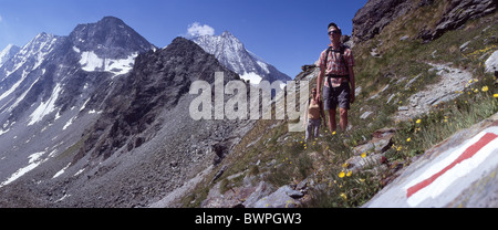 Svizzera Europa Arolla Canton Vallese Escursionismo escursionisti escursionista Donna uomo giovane vicino Col de Riedmatten Val d'H Foto Stock