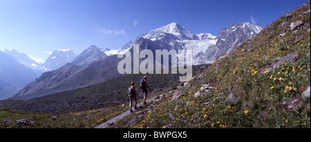 Svizzera Europa Arolla Canton Vallese Escursionismo escursionisti escursionista Donna uomo giovane vicino Col de Riedmatten Val d'H Foto Stock