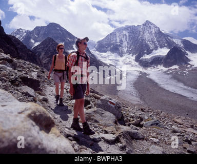 Svizzera Europa Col de Riedmatten Mont Blanc de Cheilon Canton Vallese Val de Dixence Giovane Donna Uomo Hiki Foto Stock