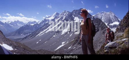 Svizzera Europa Arolla Canton Vallese Escursionismo escursionisti escursionista Donna uomo giovane Col de Riedmatten Val d'Hérens Foto Stock