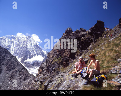 Svizzera Europa Arolla Canton Vallese Escursionismo escursionisti escursionista Donna uomo giovane Col de Riedmatten Val d'Hérens Foto Stock