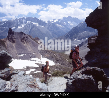 Svizzera Europa Col de Riedmatten Arolla Canton Vallese escursionisti sentiero per Lac des Dix Escursionismo giovane escursionista La Foto Stock