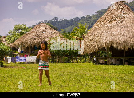 Il lago di BAYANO, PANAMA - ragazza in Embera village, Comarca Kuna de Madungandi territorio indigeno. Foto Stock