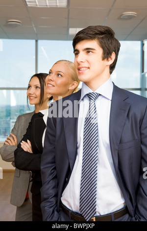 Belle donne che cercano riposo con sorrisi dietro al leader di successo Foto Stock