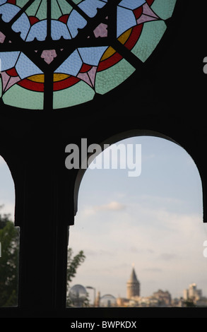 Turchia Istanbul Sultanahmet vetrata nel periodo Ottomano in sala d'attesa di Sirkeci Gari terminale che incorniciano la Torre Galata Foto Stock