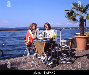 Svizzera Europa Berlingen Cantone Turgovia Il Lago di Costanza Bodensee pattinaggio a rotelle Coppia Giovane Foto Stock