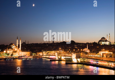 Turchia Istanbul Sultanahmet Golden Horn Skyline di moschee al tramonto con la falce di luna nel cielo. Foto Stock
