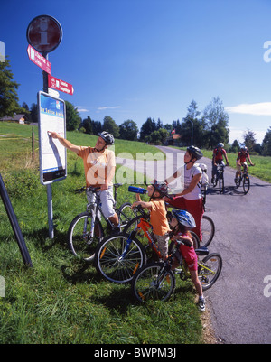 Svizzera Europa Mont Soleil Oberland Giura Canton Berna Gruppo famiglia bambini Noleggio Biciclette B Foto Stock