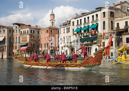 Italia Veneto Venezia i partecipanti in regata Storico annuale storica regata in gondola sul Canal Grande che indossano il costume tradizionale Foto Stock