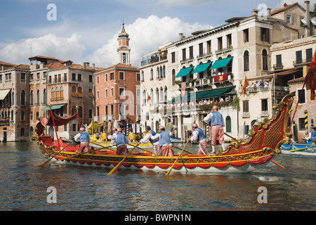 Italia Veneto Venezia i partecipanti in regata Storico annuale storica regata in gondola sul Canal Grande che indossano il costume tradizionale Foto Stock