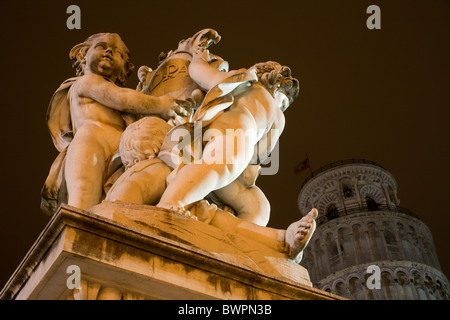 Pisa - angeli scultura e Torre pendente nella notte Foto Stock