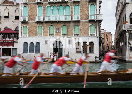 Italia Veneto Venezia i partecipanti in regata Storico annuale storica regata in gondola sul Canal Grande che indossano il costume tradizionale Foto Stock