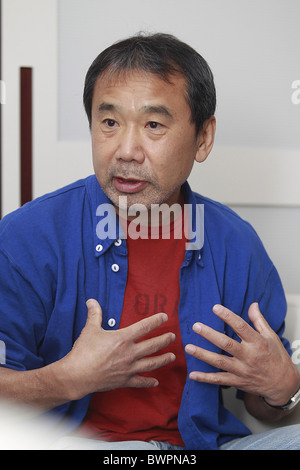 Il scrittore giapponese Haruki Murakami durante un colloquio di lavoro Foto  stock - Alamy