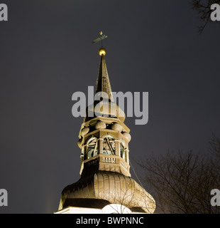 Chiesa Dome in Estonia a Tallinn con una chiusura della guglia di bronzo e la torre campanaria Foto Stock