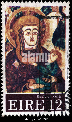 Irlanda - anni ottanta: un timbro stampato in Irlanda mostra della Vergine con il bambino dal libro di Kelly, degli anni ottanta Foto Stock
