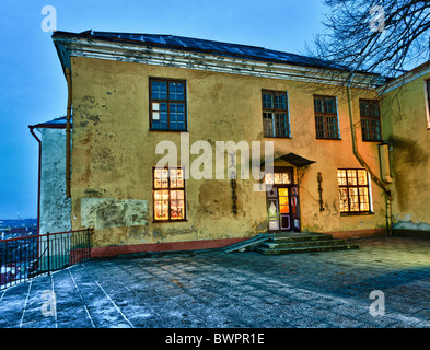 Il vecchio negozio di souvenir a un trascurare di Tallinn in Estonia presi dalla si affacciano in Toompea. Preso in HDR per aumentare il dettaglio Foto Stock