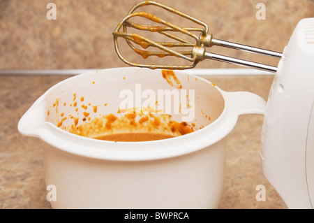 Fruste resto sulla bacinella di plastica bianca riempita con appena miscelati torta di zucca di riempimento. Foto Stock