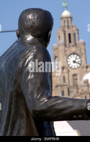 Il Billy Fury statua sul lungomare di Liverpool guarda verso il Liver Building. Foto Stock