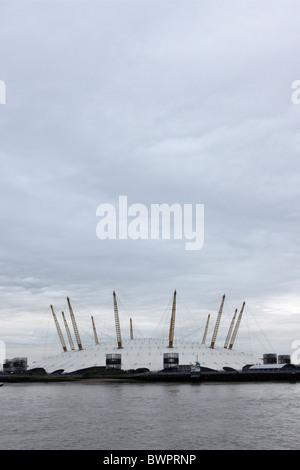 Una delle attrazioni londinesi,l'Arena O2 ,situato sulla penisola di Greenwich,viste qui dalla riva nord del Tamigi Foto Stock