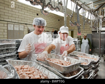 Volontari preparare la cena di ringraziamento per migliaia di famiglie nel bisogno Foto Stock