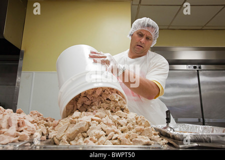 Volontari preparare la cena di ringraziamento per migliaia di famiglie nel bisogno Foto Stock