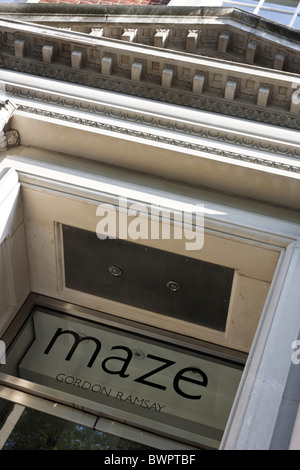 Livello basso e angolato aspetto dell'ingresso principale del ristorante Maze in Grosvenor Square a Londra. Foto Stock