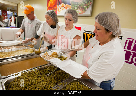 Volontari preparare la cena di ringraziamento per migliaia di famiglie nel bisogno Foto Stock