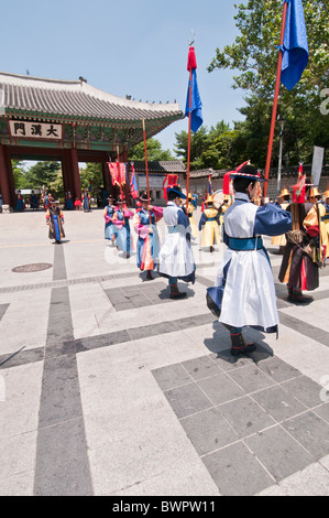 Cambio della guardia al Palazzo Deoksugung, il cambio della guardia, Seoul, Corea del Sud; Sumunjang/Chamha conduce una sfilata delle Guardie Foto Stock