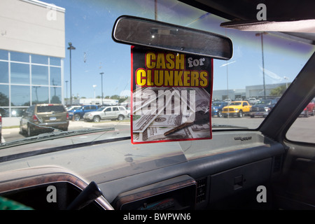 Interno delle vecchie auto in cattive condizioni negoziate in per più recente, più energia di auto-efficiente durante il "Cash per Clunkers program Foto Stock
